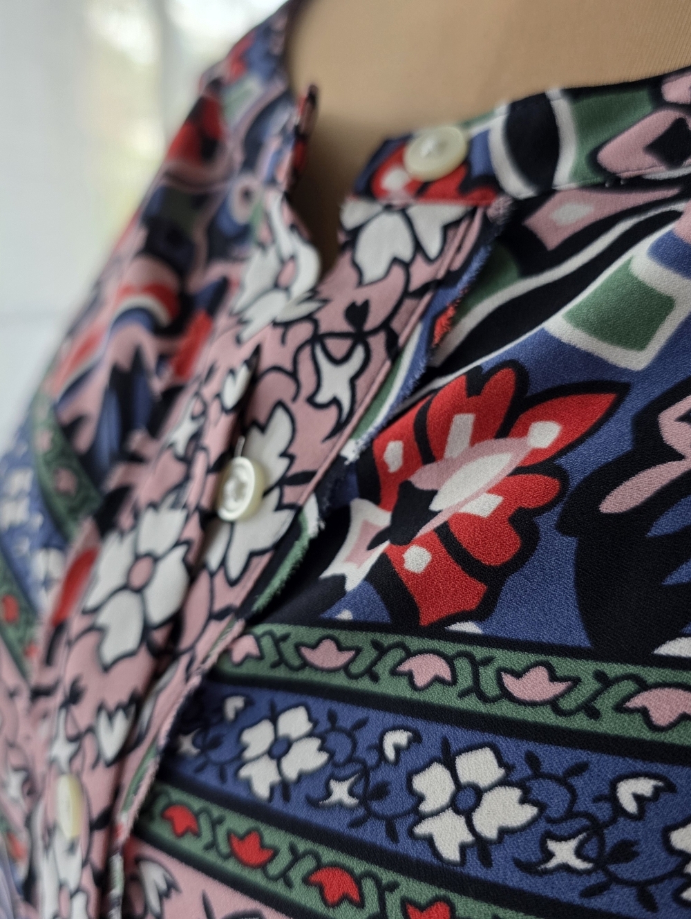 Ann Taylor LOFT | Vibrant Boho Floral Sleeveless Blouse Size Small Lightweight - Picture 5 of 12